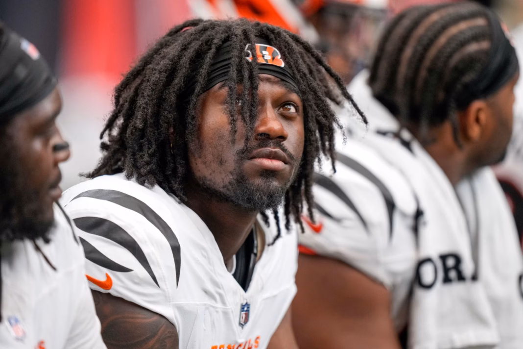 “Good thing he held out!” “Trade him”: NFL fans outraged as DE Shemar Stewart marked healthy scratch for Bengals vs. Ravens clash “Good thing he held out!” “Trade him”: NFL fans outraged as DE Shemar Stewart marked healthy scratch for Bengals vs. Ravens clash