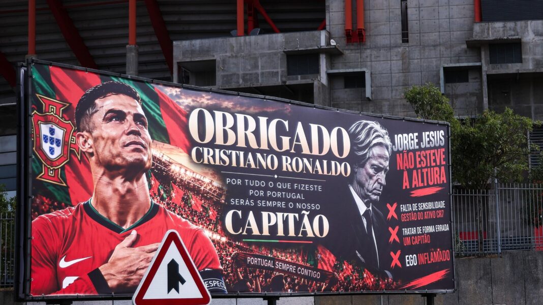 A sign praising Cristiano Ronaldo and criticising Jorge Jesus