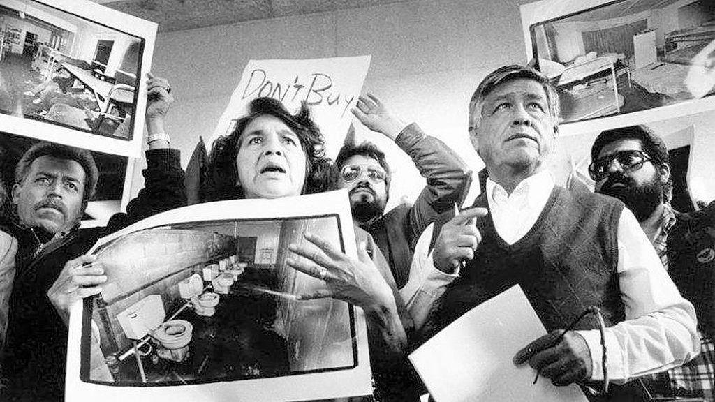 United Farm Workers leaders Dolores Huerta and Cesar Chavez display photos of the conditions that farmworkers endure in San Joaquin Valley farm labour camps at a news conference outside a federal courthouse in Fresno, California in 1989.