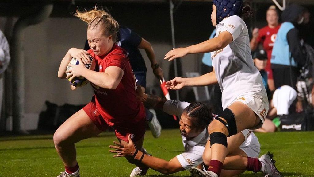 Seren Lockwood on her way to scoring a try for Wales