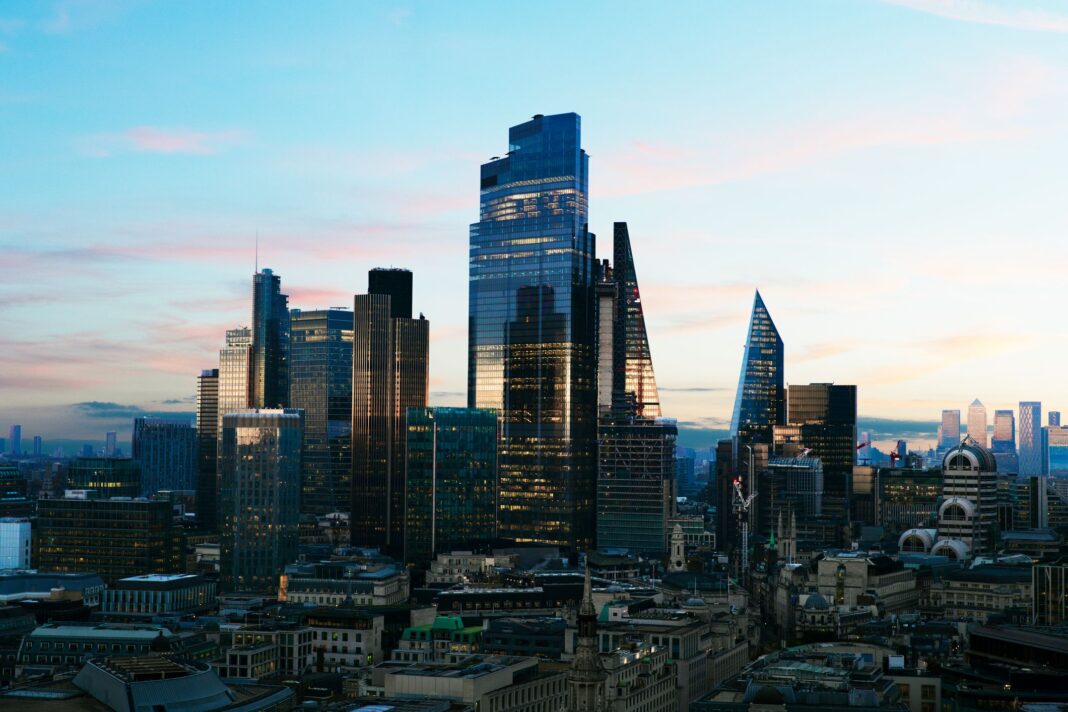 UK dividends reach £28 billion in Q3 as banks and miners lead profit distribution image