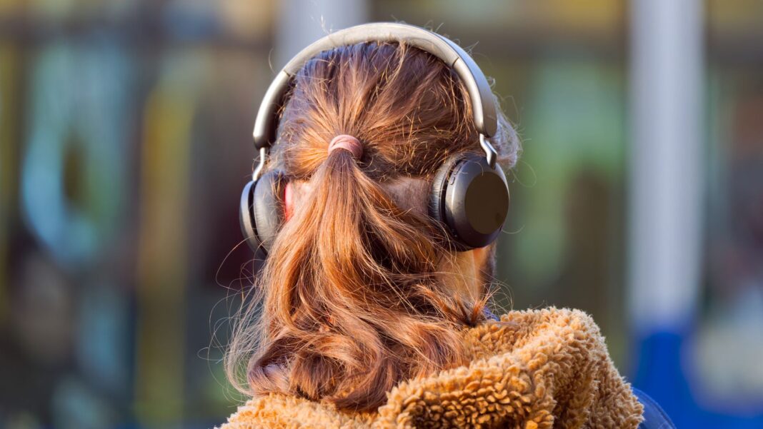 Playing music out loud on the bus? You could soon be fined £100 Skynews istock headphones music 7380343