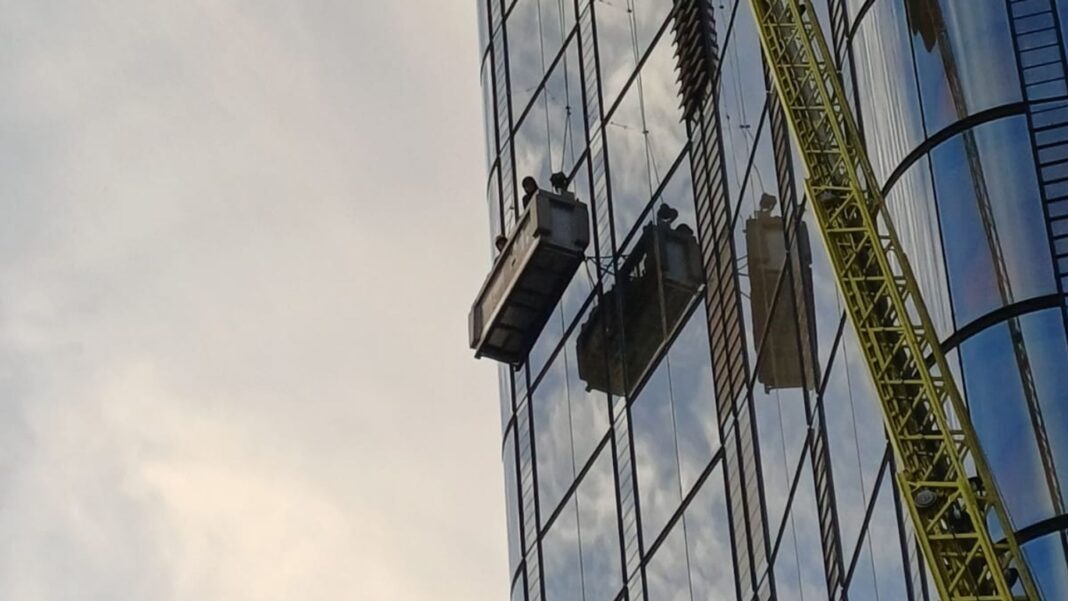 Window cleaners rescued from 15th floor of skyscraper Skynews rescue london fire brigade 7371655